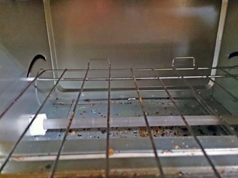 アイリスオーヤマのオーブントースターEOT-100のヒーターはむき出しでガードのようなものはない