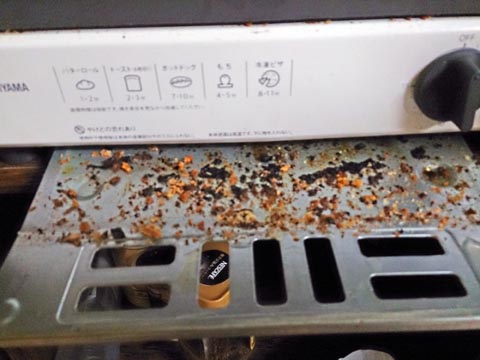 アイリスオーヤマのオーブントースターEOT-100の底の部分にはパンくず受けのトレーがある