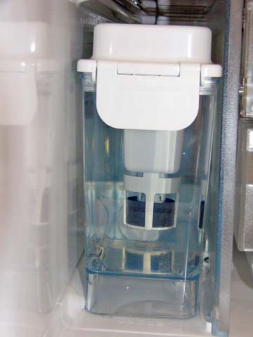 ヤマダ電機と東芝のコラボ冷蔵庫GR-1Zの冷蔵室の氷用水タンク